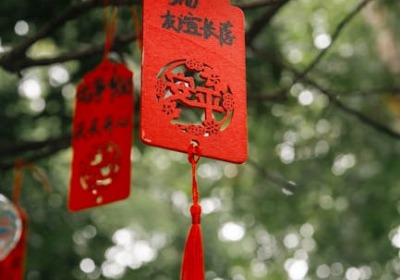 从西湖绸伞到包装礼盒：杭州文化IP如何让产品溢价翻倍