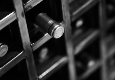 从酒窖到餐桌：实木红酒盒的榫卯结构与温湿度控制设计