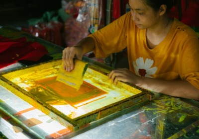 丝网印刷与热压浮雕在奢侈品包装中的工艺标准与应用边界