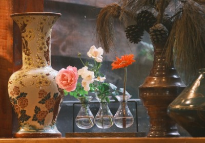 这种亚克力香水展柜，正在成为上海精品店的标配