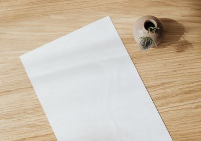 从胶水到压合：我们如何杜绝包装盒开胶 | 深圳龙岗包装厂深度解析