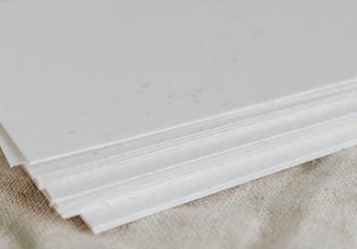 食品接触级白卡纸克重与挺度对烘焙品展示效果的影响研究