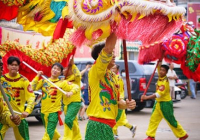 云上舞白(PANTONE 13-4304 TCX)在包装印刷中的色彩还原与工艺适配研究