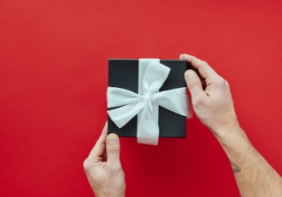 别再用普通纸盒了，高端保健品礼盒都选这种材质