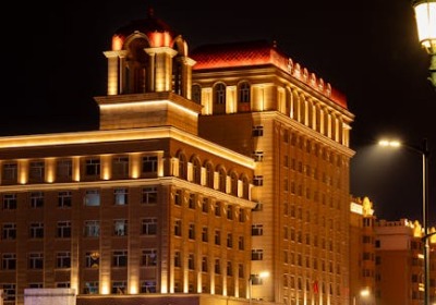 香水销量翻倍？秘密藏在展示架的灯光里