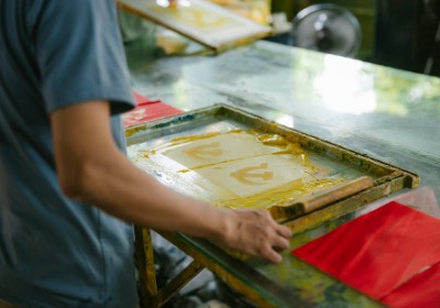 微克级UV油墨固化效率对短版印刷色差的影响研究