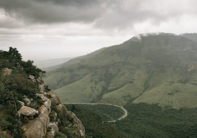 跨境高货值运输：加厚气柱袋抗压参数与海运防潮性能的协同测试标准