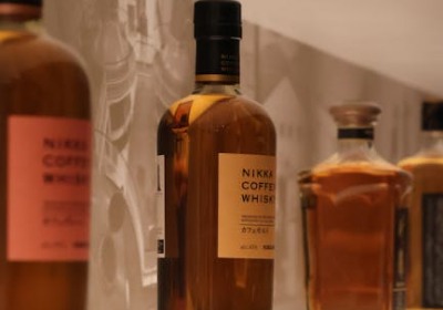 红酒品牌如何通过小批量定制实现礼品属性升级？材质选型与视觉表现分析