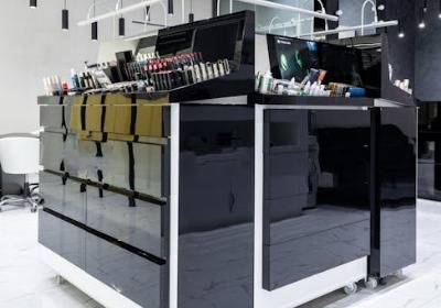 香水展示柜定制：材质光学特性与空间适配性分析
