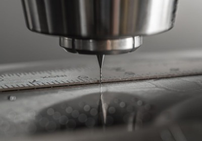 化妆品包装盒结构设计中的模切精度与纸张克重匹配标准