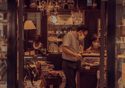 上海买手店：为何顶级香水都选择这种定制展柜？