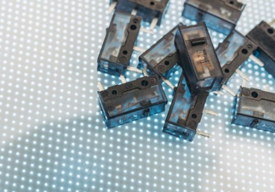 从口红管到精华瓶：一条产线如何实现全品类精密注塑