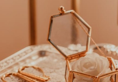 永生花礼盒内衬结构对花材固定与运输安全性的影响分析