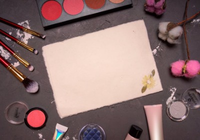 化妆品包装卡纸：白卡、金卡、银卡的物理特性与成本结构分析