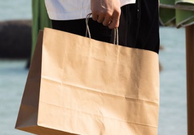 DTC品牌出海：加厚快递袋如何集成智能追踪与防拆标签，降低跨国运输纠纷