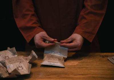 PLA与蜂窝纸复合材料的界面黏结强度及降解速率匹配性实验研究
