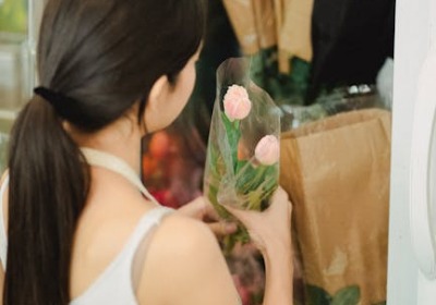鲜花冷链配送中蜂窝纸的吸湿透气性研究：对比无纺布与纸浆模塑
